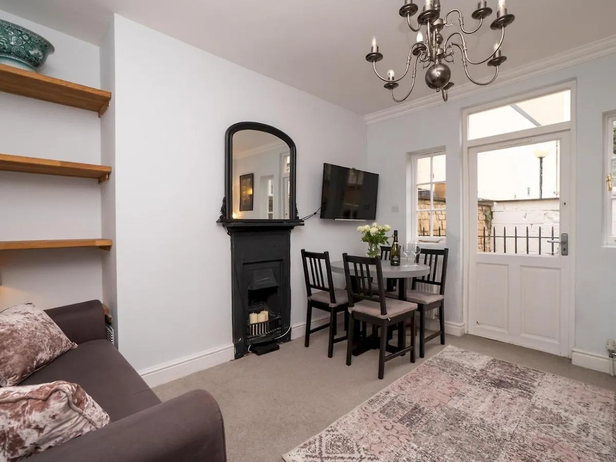 Holiday home Pass The Keys Centrally Located 3 Bed Townhouse With Garden Bath