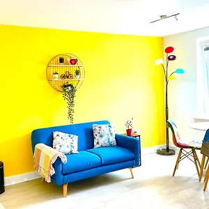 Modern Townhouse, Sleeps 4 With Parking Wakefield
