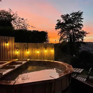 Secluded With Spectacular Views And Hot Tub! Chalet