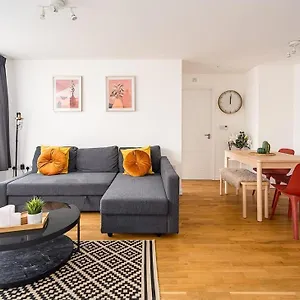 Contemporary Centre With Parking Apartment