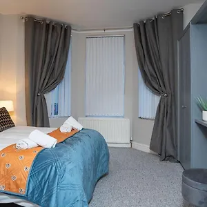 1 Bdr At Queens Uni By Breaks Belfast